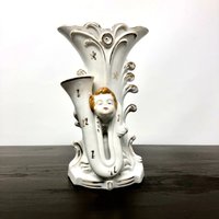 Vintage Cherub Vase Gold Auf Weißem Porzellan Ein Goldhaariger Junge Pokes Seinen Kopf Durch Instrument Fagott Tuba Doppel Bud Einzigartig von hensfeathers