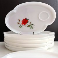 Vintage Rosencrest Snack Set Einzelteller Bund Glas Längliche Teller Openstock Milchglas Weiß Und Rot Luncheon Sets Teller Nur 4 Verfügbar von hensfeathers