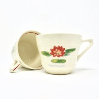 Vintage Wasser Lilien Tee Tassen Rot Rim Art Deco Salem Muster 1930Er Jahre Gestufte Eckige Design Set Von Zwei Vintage Wasser Lilien Tee Tassen Rot Rim Art Deco Salem Muster 1930Er Jahre Gestufte Eckige Design Set Von Zwei von hensfeathers
