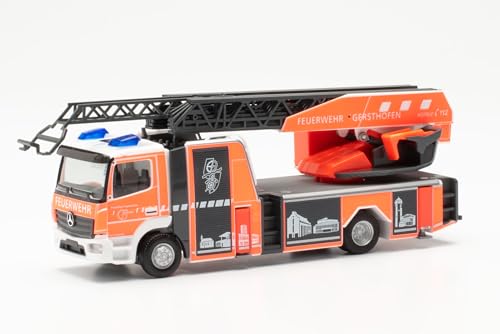 herpa Modellauto Mercedes-Benz Atego Drehleiter mit Gerätekasten Feuerwehr Gersthofen, Miniatur im Maßstab 1:87, Sammlerstück, Made in Germany, Modell aus Kunststoff von herpa