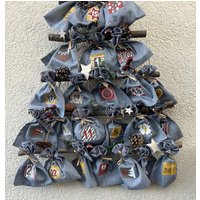Adventskalender Aus Stoffsäckchen Zum Befüllen Mit Tannenbaum Holz Aufhängen/ Adventsdeko/ Weihnachtsdeko/ Weihnachten/ von herzAAllerlei