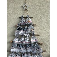 Adventskalender Aus Stoffsäckchen Zum Befüllen Mit Tannenbaum Holz Aufhängen/ Weihnachtsdeko/ Adventsdeko von herzAAllerlei