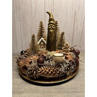 Festliches Wintergesteck Mit Bronzegoldenem Wichtel - Naturkranz Zapfen, Moos Und Weihnachtlichen Akzenten/ Tischdeko/ Tischgesteck von herzAAllerlei