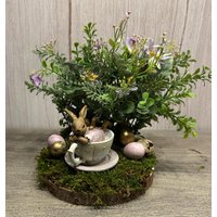 Frühlingshaftes Ostergesteck Auf Baumscheibe Mit Hasenmädchen Und Ostereiern - Liebevolle Tischdeko Für Ostern von herzAAllerlei