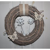 Frühlingskranz Im Skandy-style Aus Weinreben in Grau Mit Weißen Metallblumen /Türkranz/ Türdeko/ Wanddeko/ Wandkranz von herzAAllerlei