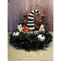 Halloween Gesteck Hexenhut - Handgemachte Tischdeko Mit Kürbissen, Gespenstern & Spinne Schwarzer Kranz Ca. 45 cm von herzAAllerlei