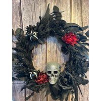 Halloween Kranz 40 cm Mit Totenkopf, Schwarzen Rosen, Roten Dahlien & Kürbis - Gruselige Türdeko von herzAAllerlei