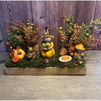 Herbstgesteck Auf Holztablett Mit Vogelscheuche, Moos, Kürbissen & Teelicht - Tischdeko Herbst Herbstgesteck Auf Holztablett Mit Vogelscheuche, Moos, Kürbissen & Teelicht - Tischdeko Herbst von herzAAllerlei