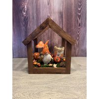 Herbstgesteck Im Holzhaus Aus Räuchereiche | Handgemachte Herbstdeko 26 cm Wichtel, Mini-Kürbisse, Fliegenpilze, Moos & Windlicht von herzAAllerlei
