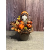 Herbstgesteck Im Tontopf Mit Wichtel & Kürbissen - Deko Herbst Tischdeko Naturmaterialien Handgemacht 25 cm Herbstgesteck Im Tontopf Mit Wichtel & Kürbissen - Deko Herbst Tischdeko Naturmaterialien Handgemacht 25 cm von herzAAllerlei