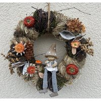 Herbstkranz Aus Naturmaterialien Mit Herbst Wichtelmädchen/Herbstdeko/Türdeko/Türkranz Herbstkranz Aus Naturmaterialien Mit Herbst Wichtelmädchen/Herbstdeko/Türdeko/Türkranz von herzAAllerlei