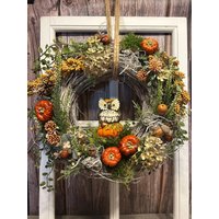 Herbstkranz Mit Eule Auf Kürbis - 35 cm Türkranz Aus Rattan Mini-Kürbissen, Echten Naturmaterialien & Künstlichen Hortensien Herbstkranz Mit Eule Auf Kürbis - 35 cm Türkranz Aus Rattan Mini-Kürbissen, Echten Naturmaterialien & Künstlichen Hortensien von herzAAllerlei