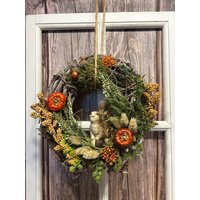 Kleiner Herbstkranz Mit Eichhörnchen - 25 cm Türkranz Aus Weinreben Kürbissen, Moos & Herbstlicher Deko Kleiner Herbstkranz Mit Eichhörnchen - 25 cm Türkranz Aus Weinreben Kürbissen, Moos & Herbstlicher Deko von herzAAllerlei