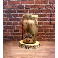 Rustikales Windlicht Mit Igel-Motiv - Handgefertigt Im Decoupage-stil Glas-Windlicht 17 cm Hoch Herbstdeko/Walddeko Geschenkidee Rustikales Windlicht Mit Igel-Motiv - Handgefertigt Im Decoupage-stil Glas-Windlicht 17 cm Hoch Herbstdeko/Walddeko Geschenkidee von herzAAllerlei