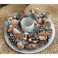 Winterlicher Weihnachtskranz Mit Beschneiten Naturmaterialien Und Sternen-Windlicht/ Wintergesteck/ Winterdeko/ Tischdeko/ Weihnachtsdeko/ von herzAAllerlei