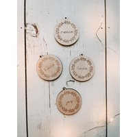 4Er Set Kleine Baumanhänger Christbaumkugeln „Love - Hope -Peace -Joy" von herzundspaene