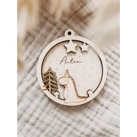 Baby Dino | 2-Teilig Baumanhänger Christbaumkugeln Mit Namen Holz Baby Dino | 2-Teilig Baumanhänger Christbaumkugeln Mit Namen Holz von herzundspaene