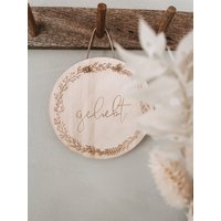 Holzschild Blumenkranz Und Name Graviert Holzschild Blumenkranz Und Name Graviert von herzundspaene