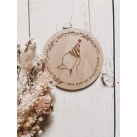 Meilenstein Aus Holz Gans Blumenkranz Und Name Graviert Meilenstein Aus Holz Gans Blumenkranz Und Name Graviert von herzundspaene