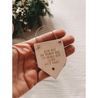 Mini Wimpel Mit Lederaufhängung „Bleib Nah An Meinem Herzen" Mini Wimpel Mit Lederaufhängung „Bleib Nah An Meinem Herzen" von herzundspaene