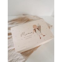 Personalisierte Holzkiste Einschulung | Erinnerungskiste Mit Name & Datum Geschenk Schulanfang Holzbox Handgezeichnetem Motiv von herzundspaene