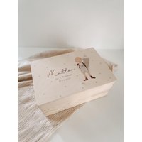 Personalisierte Holzkiste Einschulung | Erinnerungskiste Mit Name & Datum Geschenk Schulanfang Holzbox Handgezeichnetem Motiv Personalisierte Holzkiste Einschulung | Erinnerungskiste Mit Name & Datum Geschenk Schulanfang Holzbox Handgezeichnetem Motiv von herzundspaene