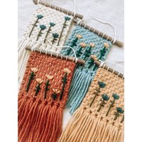 Blumentulpe Gewebtes Besticktes Makramee-Wandbehang-Dekor - Handgemachte Faser-Kunst Kinderzimmer Wohnzimmer Schlafzimmer Boho Geschenk Hippie & Blumentulpe Gewebtes Besticktes Makramee-Wandbehang-Dekor - Handgemachte Faser-Kunst Kinderzimmer Wohnzimmer Schlafzimmer Boho Geschenk Hippie & von hippieandfringe