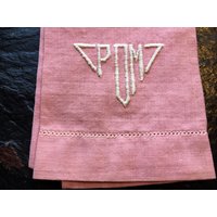 Antikes Vintage-Geschirrtuch, Pom-Monogramm, Besticktes Monogramm Pom // 20x12.5"> Antikes Vintage-Geschirrtuch, Pom-Monogramm, Besticktes Monogramm Pom // 20x12.5"> von historyofagirl