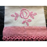 Vintage Leinen Geschirrtuch Bestickt Rosa Floral // 24x13"> Vintage Leinen Geschirrtuch Bestickt Rosa Floral // 24x13"> von historyofagirl
