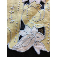 Vintage Leinen Geschirrtuch Mit Bestickter Cutwork Und Applikation // 50x36 cm > Butter, Lemon Yellow, Helles Blau Vintage Leinen Geschirrtuch Mit Bestickter Cutwork Und Applikation // 50x36 cm > Butter, Lemon Yellow, Helles Blau von historyofagirl