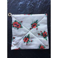 Vintage Rote & Weiße Rosen, Baumwoll Waffel-Weave Stoff Topflappen // 16, 5" > Handgemachter Knochen Ring Zum Aufhängen Vintage Rote & Weiße Rosen, Baumwoll Waffel-Weave Stoff Topflappen // 16, 5" > Handgemachter Knochen Ring Zum Aufhängen von historyofagirl