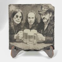 Schiefer Untersetzer „Ossy, Ronnie & Lemmy" - Rocklegenden Am Tisch Mit Bierkrug von hojopictures