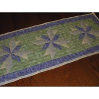 Gesteppte Tischläufer Lone Starburst von hollyzhobby