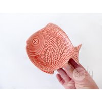 Handgemachte Rosa Keramik Fisch Teller, Rosa Fish Bowl, Keramik, Fisch, Teller von holycowchic