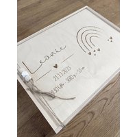 Erinnerungsbox Baby/Erinnerungskiste Zur Geburt, Geschenk Taufe Oder Kiste Mit Name Und Geburtsdaten Regenbogen von holzdesignjsn