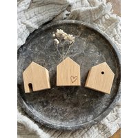 Holzhäuser Deko Herz Gravur Dekohäuser Eichenholz Set 3Er-Set Holzhaus Skandinavisch Skandi Hygge Holzhäuschen Geschenk Lidatorp Holzhäuser Deko Herz Gravur Dekohäuser Eichenholz Set 3Er-Set Holzhaus Skandinavisch Skandi Hygge Holzhäuschen Geschenk Lidatorp von holzkerlundco