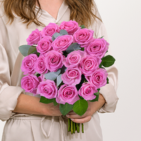 18 rosa Rosen mit Eukalyptus