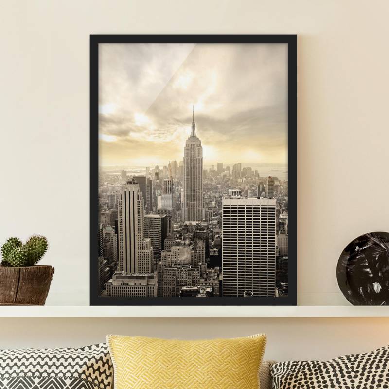 Bild mit Rahmen - Hochformat Manhattan Dawn