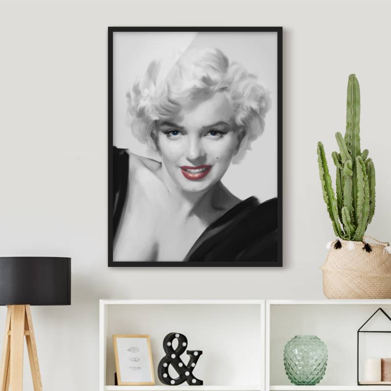 Bild mit Rahmen - Hochformat Marilyn auf Sofa