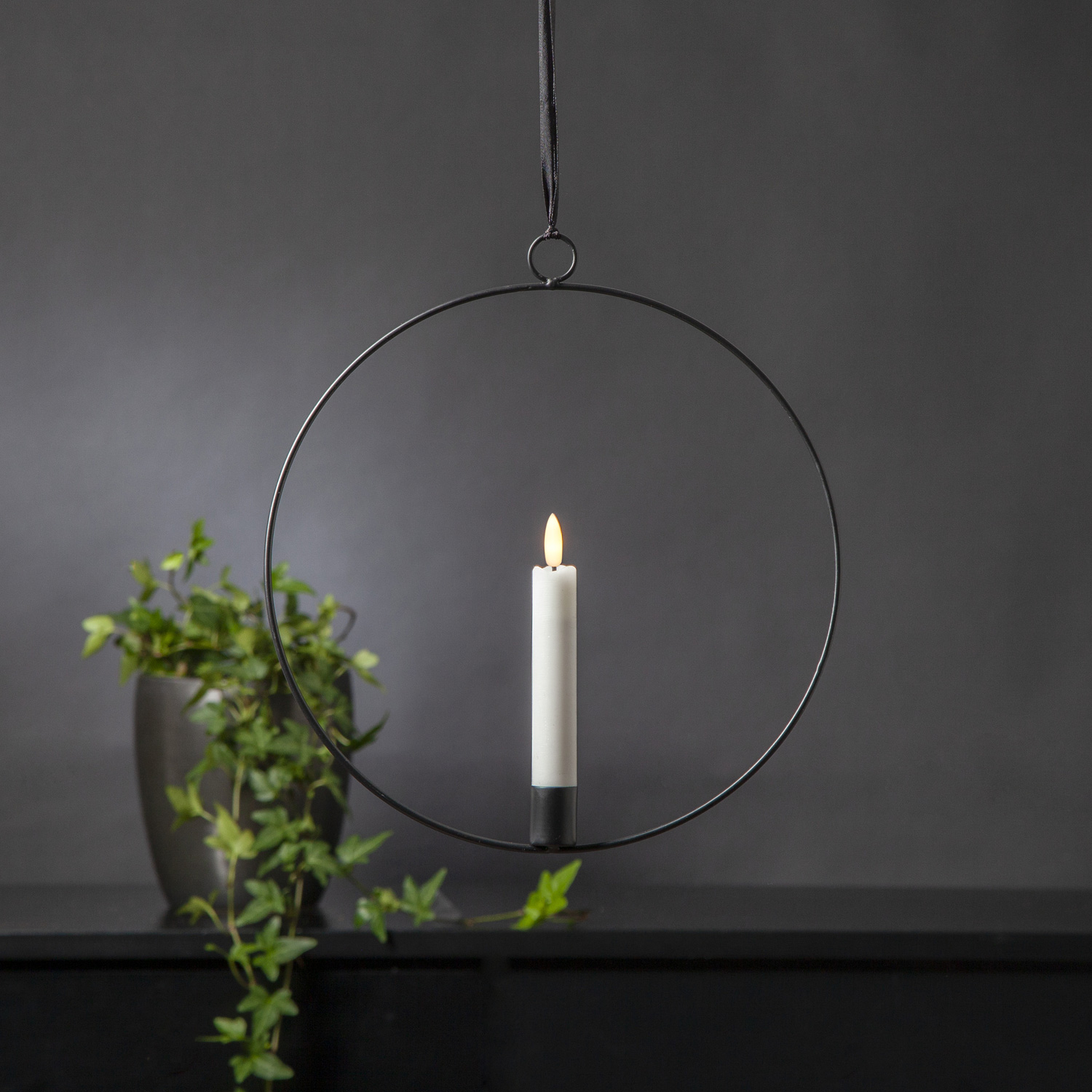 Dekoring mit LED Kerze Flamme - mit Aufhänger - D: 28,5cm - Timer - Batterie - schwarz Dekoring mit LED Kerze Flamme - mit Aufhänger - D: 28,5cm - Timer - Batterie - schwarz von MARELIDA