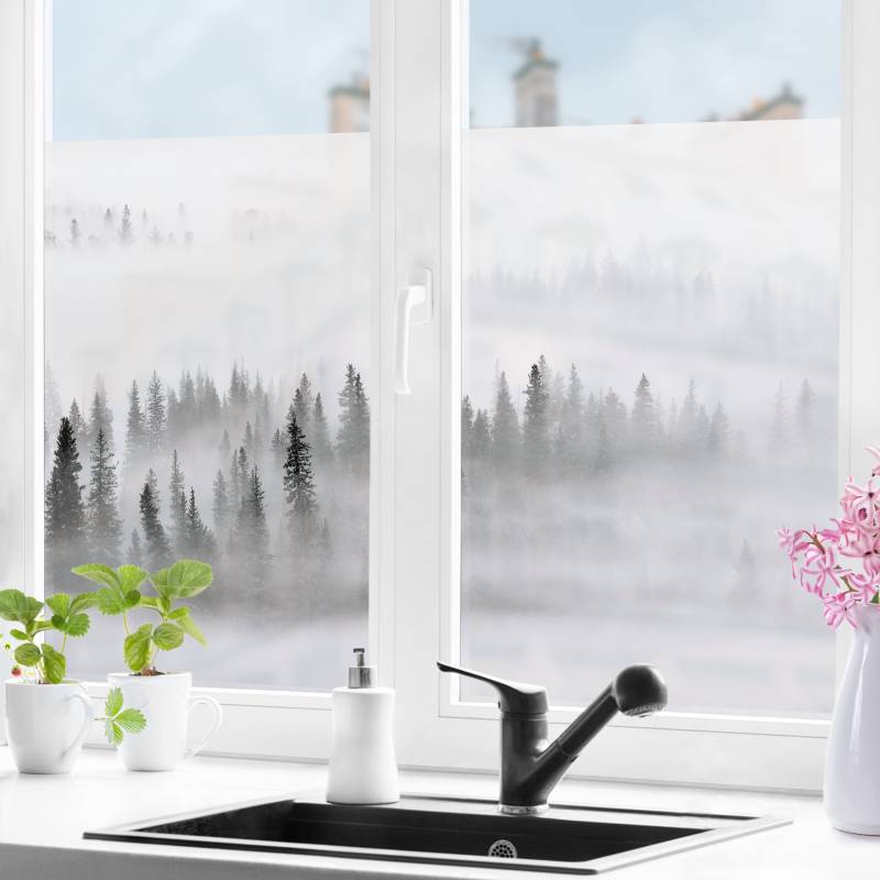 Fensterfolie Nebel im Tannenwald Schwarz-Weiß