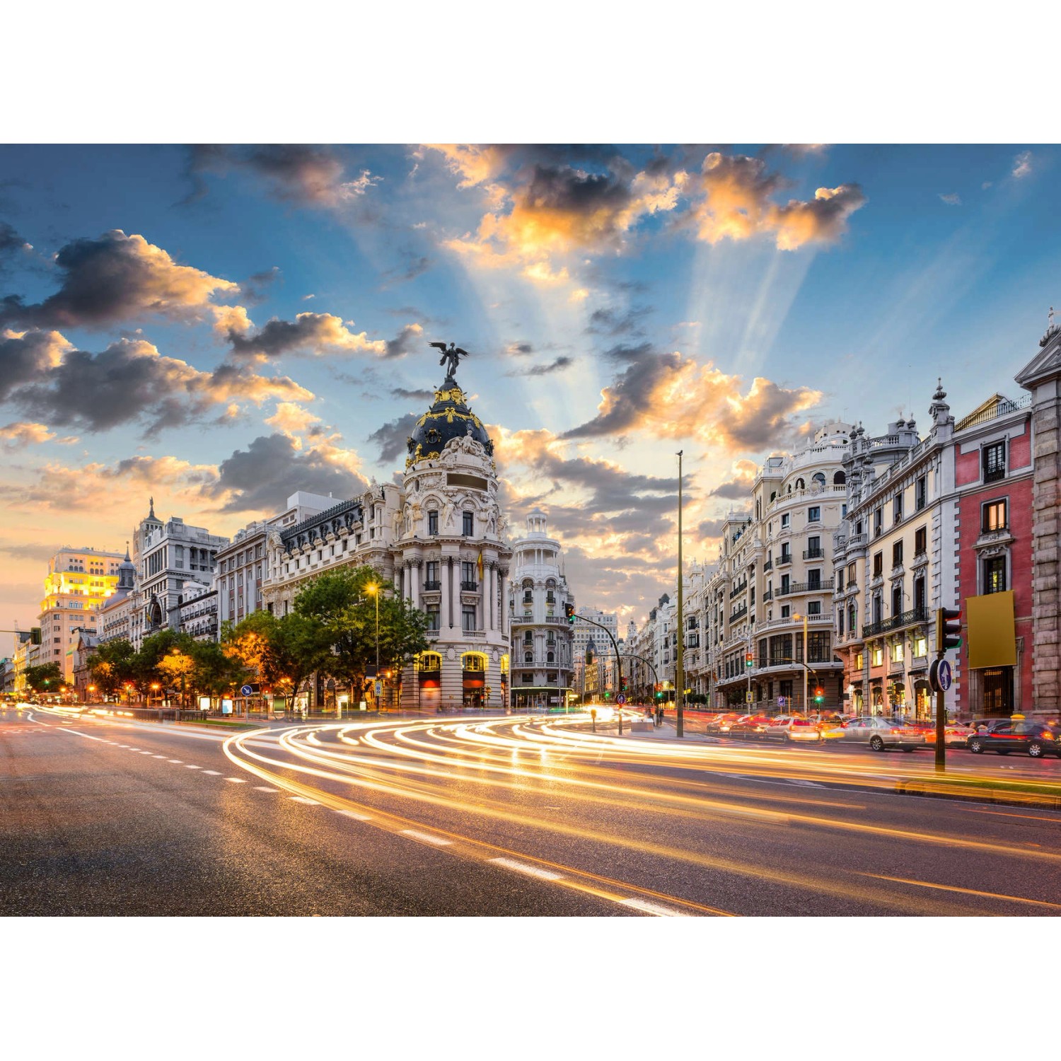 Fototapete Gran Via Madrid Blau Grau Weiß Gelb 3,50 m x 2,55 m FSC® von -