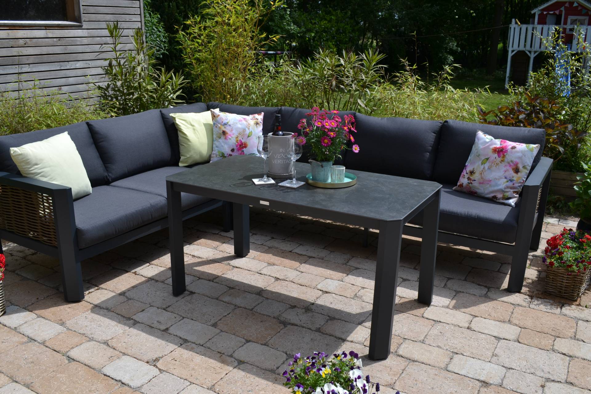 Gartenmöbel Ecklounge Calgary 223 x 289cm + Tisch 130 x 70 - Tischplatte schwarz marmoriert Gartenmöbel Ecklounge Calgary 223 x 289cm + Tisch 130 x 70 - Tischplatte schwarz marmoriert