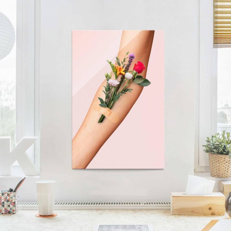 Glasbild - Hochformat Arm mit Blumen