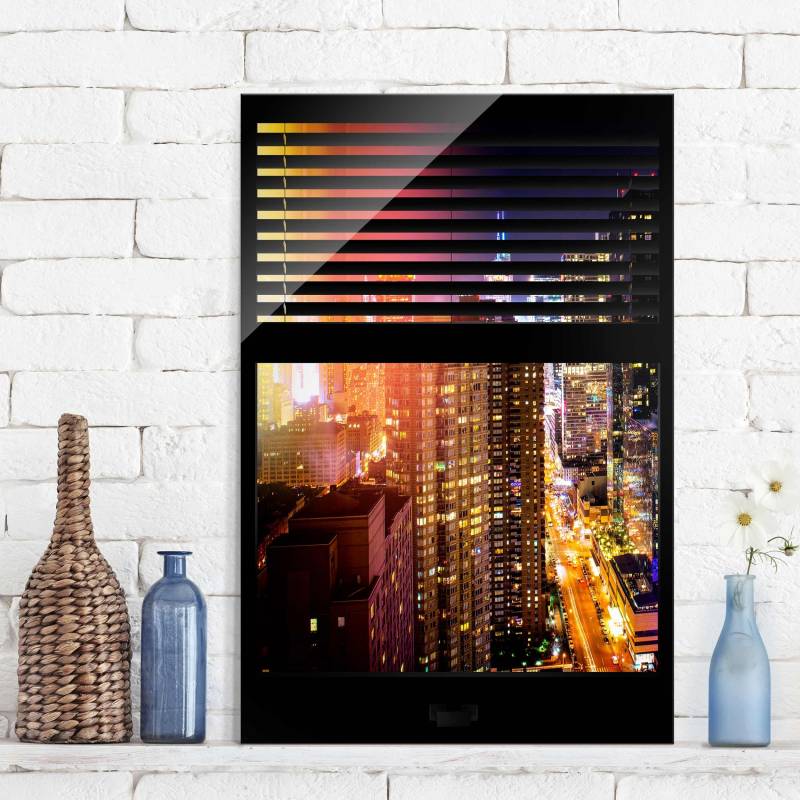 Glasbild - Hochformat Fensterblick Jalousie - Manhattan bei Nacht