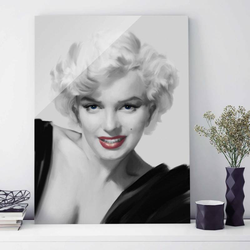 Glasbild - Hochformat Marilyn auf Sofa