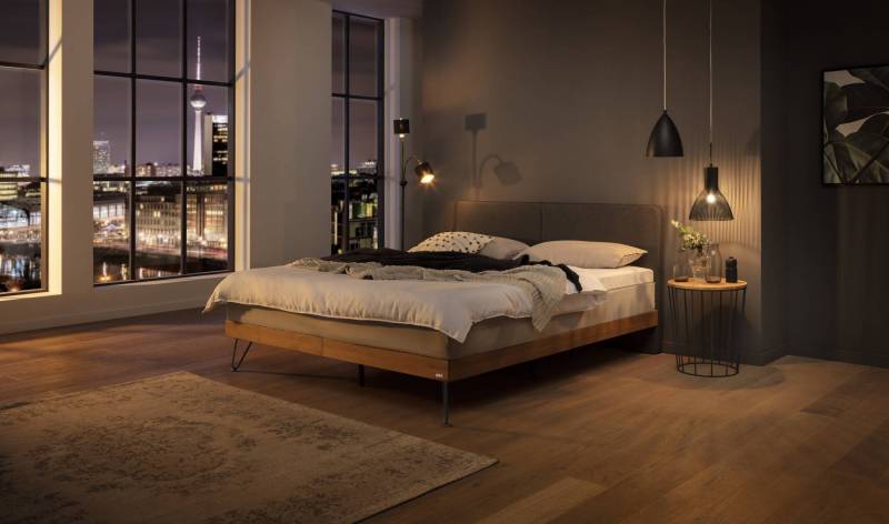 Hasena Boxspringbett Marsala, Farbe: Wildbuche natur, geölt, Bezugsfarbe: Kul smoke, Metallfarbe: Anthracit, verschiedene Größen