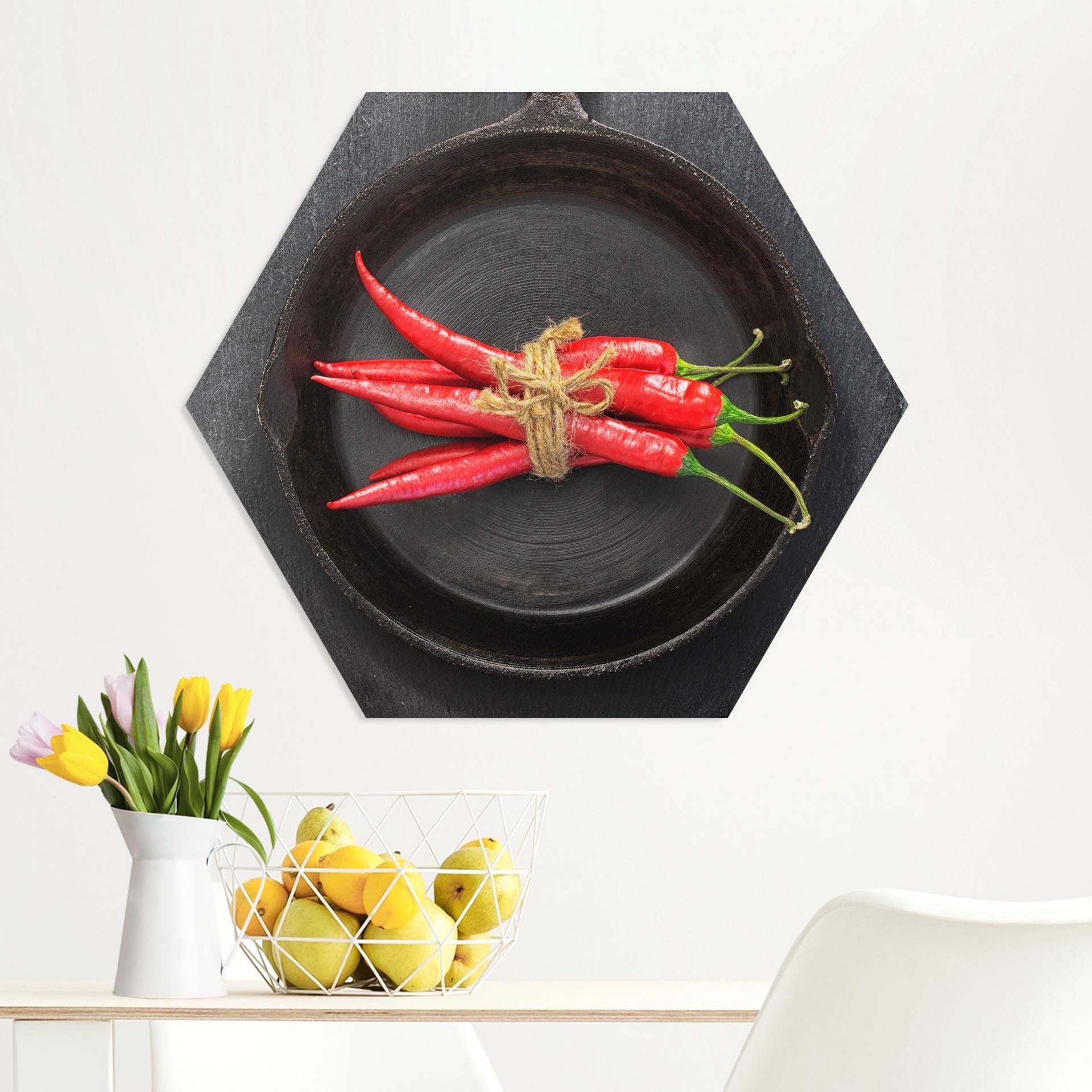 Hexagon-Forexbild Rotes Chilibündel in Pfanne auf Schiefer Hexagon-Forexbild Rotes Chilibündel in Pfanne auf Schiefer