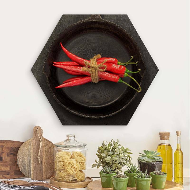 Hexagon-Holzbild Rotes Chilibündel in Pfanne auf Schiefer
