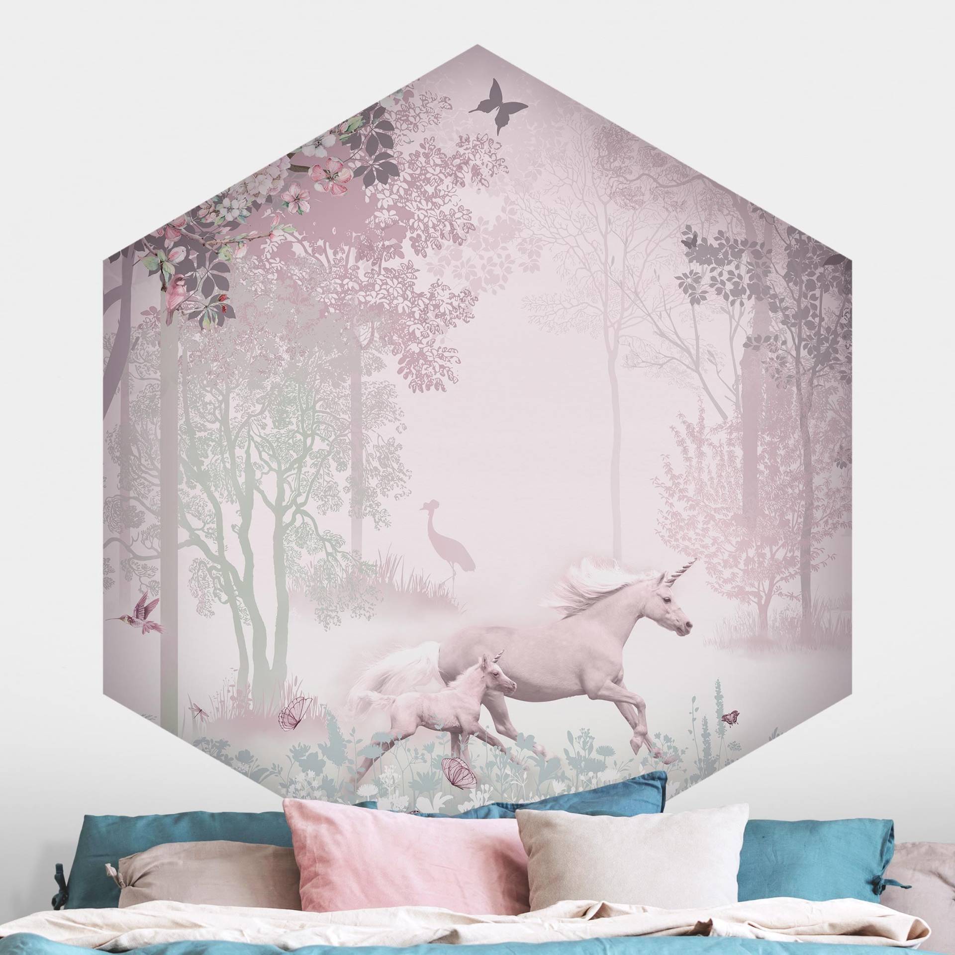Hexagon Mustertapete Einhorn auf Blumenwiese in Rosa